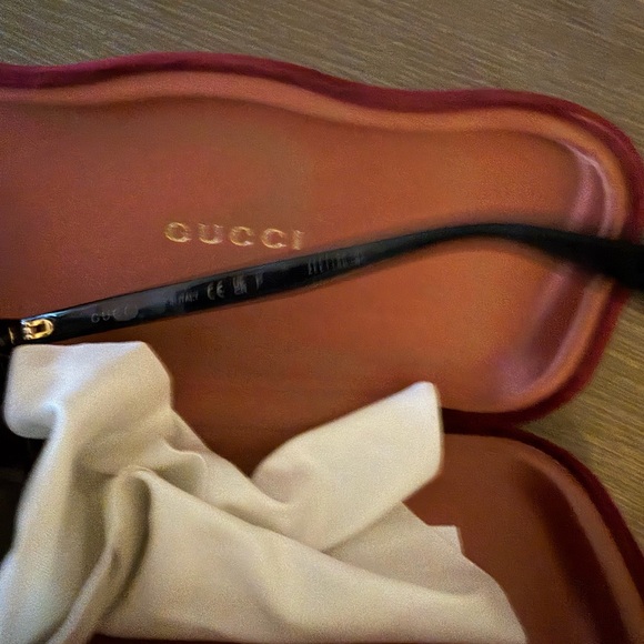 Gucci Women's Black Polarized Sunglasses - Picture 2 of 3